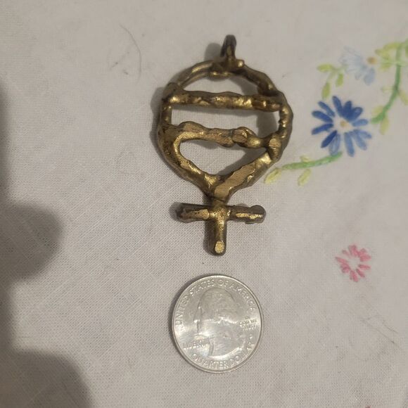 Vtg Equal Rights Brutalist Pendant Judith Meuli Brass 1978 RARE N.O.W. Piece - Picture 8 of 8